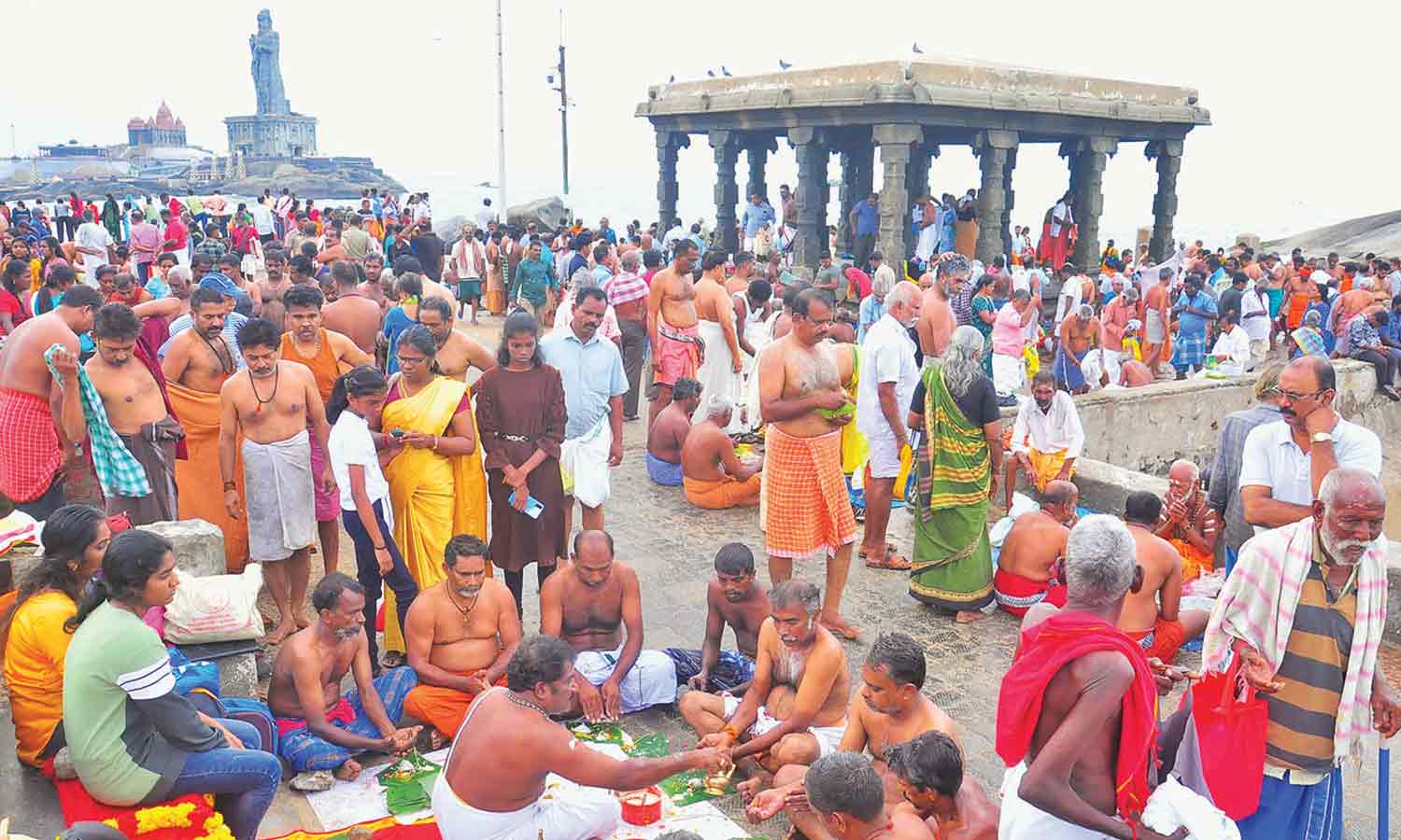 இன்று மகாளய அமாவாசை விழா: கன்னியாகுமரி கடலில் பக்தர்கள் புனித நீராடி முன்னோர்களுக்கு தர்ப்பணம்