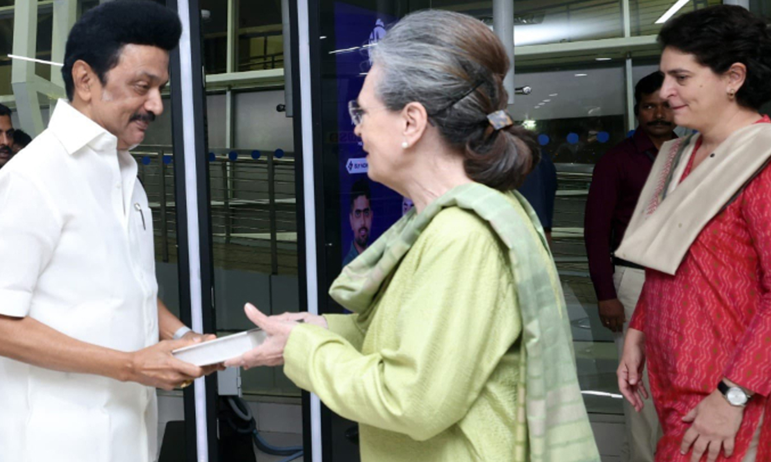 சென்னையில் சோனியா, பிரியங்கா: நிர்வாகிகளுடன் முக்கிய ஆலோசனை