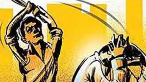 திருச்சி வையம்பட்டியில் நடுரோட்டில்தொழிலாளியை காலால் எட்டி உதைத்து தாக்கிய வாலிபர்வைரலாகும் வீடியோவால் பரபரப்பு திருச்சி வையம்பட்டியில் நடுரோட்டில்தொழிலாளியை காலால் எட்டி உதைத்து தாக்கிய வாலிபர்வைரலாகும் வீடியோவால் பரபரப்பு