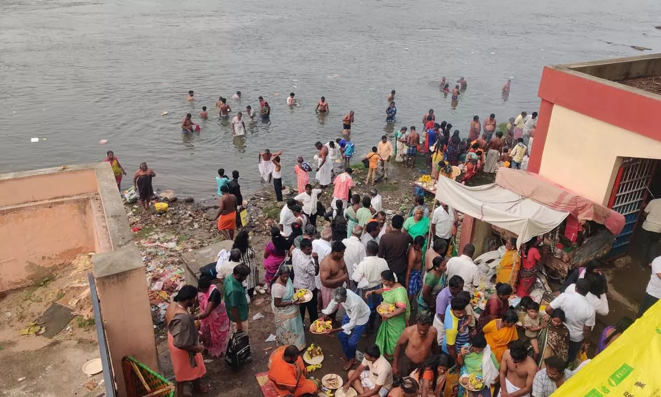புரட்டாசி மாத அமாவாசையொட்டி ஒகேனக்கலில் முன்னோர்களுக்கு தர்ப்பணம் செய்ய குவிந்த பொதுமக்கள் புரட்டாசி மாத அமாவாசையொட்டி ஒகேனக்கலில் முன்னோர்களுக்கு தர்ப்பணம் செய்ய குவிந்த பொதுமக்கள்