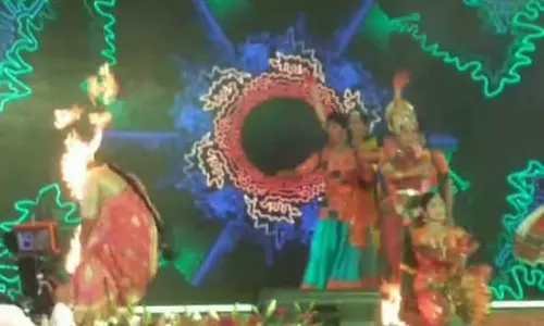 குன்னூரில் நவராத்திரி விழாவில் சாகசம் செய்ய முயன்ற மாணவியின் முகத்தில் பற்றிய தீ