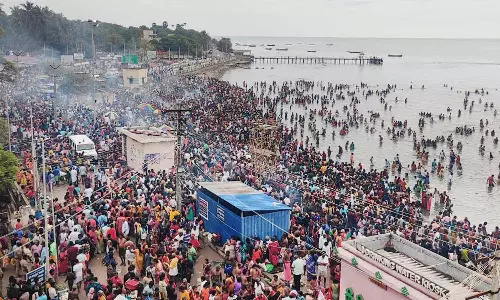 ராமேசுவரத்தில் குவிந்த பல்லாயிரக்கணக்கான பக்தர்கள்: அக்னி தீர்த்த கடலில் நீராடி முன்னோர்களுக்கு தர்ப்பணம்