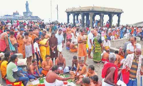 மகாளய அமாவாசை: கடலில் பக்தர்கள் புனித நீராடி முன்னோர்களுக்கு தர்ப்பணம்