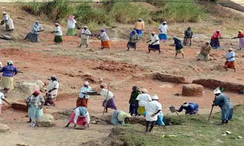 நிலக்கோட்டை ஒன்றியத்தில் 100 நாள் பணியாளர்களுக்கு 3 மாதங்களாக சம்பளம் இல்லை