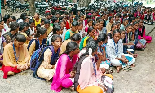 அரசு கலை கல்லூரி மாணவர்கள் போராட்டம்