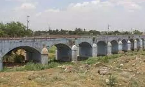 தடையை மீறும் வாகனங்களால்பலவீனமடையும் கும்பக்குழி பாலம்