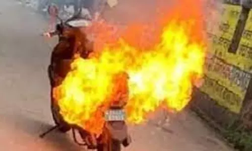 பேட்டரி ஸ்கூட்டர் திடீரென தீப்பிடித்து எரிந்து நாசம்