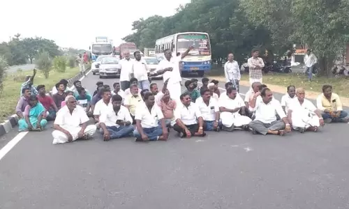 குமாரபாளையத்தில் தடுப்பு சுவர் அமைக்க வலியுறுத்திநகர் மன்ற தலைவர் சாலை மறியல்