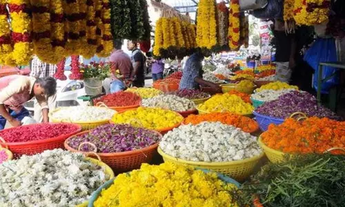 மகாளய அமாவாசையை முன்னிட்டு பூக்களின் விலை உயர்வு