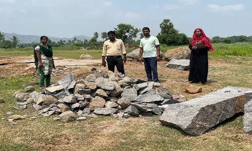 பிராமி தமிழ் கல்வெட்டு பகுதியில்  பாறைகள் வெடிவைத்து தகர்ப்பு:தொல்லியல் துறையினர் புகார்