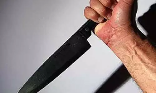 திண்டிவனம் அருகே வாலிபரை கத்தியால் வெட்டி செல்போன் -பணம் கொள்ளை