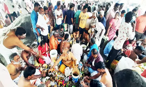 மகாளய அமாவாசையொட்டி முன்னோர்களுக்கு தர்ப்பணம்