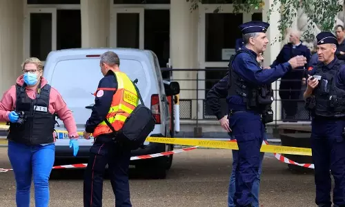 கடவுள் பெயரால் ஆசிரியரை குத்தி கொன்ற மாணவன் - உச்சகட்ட பாதுகாப்பில் பிரான்ஸ்