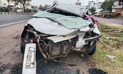 வானூர் அருகேலாரி மீது கார் மோதி பெண் பலி: 3 பேர் படுகாயம்