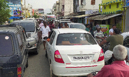 பவானியில் கடும் போக்குவரத்து நெரிசல்