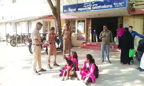 தாசில்தார் அலுவலகம் முன்பு கைகுழந்தையுடன் 2 பெண்கள் தர்ணா போராட்டம்