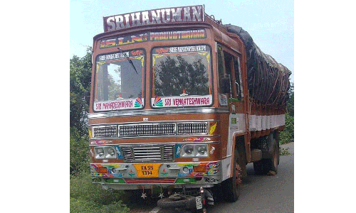 லாரி மீது மோட்டார் சைக்கிள் மோதி விபத்து