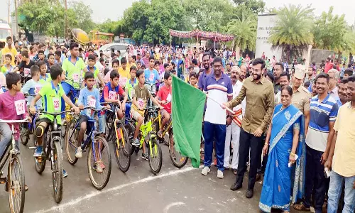 அண்ணா பிறந்த நாள் விழாவையொட்டி கடலூரில் சைக்கிள் போட்டி:கலெக்டர்- மேயர் தொடங்கி வைத்தனர்