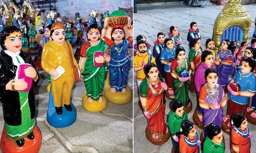 செங்கோட்டை பகுதியில் கொலு பொம்மைகள் விற்பனை விறுவிறுப்பு-விற்பனையாளர்கள் மகிழ்ச்சி