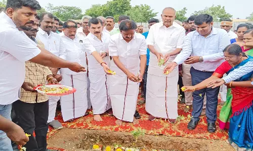 பாளையில் தூய்மை பணியாளர்களுக்காக ரூ.53 கோடியில் 408 வீடுகள் கட்டும் பணி தொடக்கம் -  சபாநாயகர் அப்பாவு அடிக்கல் நாட்டினார்