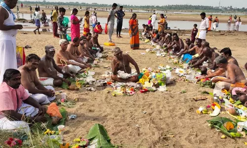 மாஹாளய அமாவாசைதிருச்சி காவிரி படித்துறைகளில் ஏராளமானோர் முன்னோர்களுக்கு தர்பணம் கொடுத்தனர்