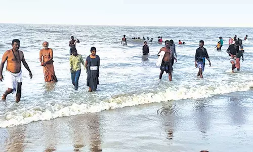 வேதாரண்யம் சன்னதி கடலில் தர்ப்பணம் கொடுத்து பொதுமக்கள் வழிபாடு