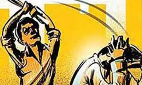 திருச்சி வையம்பட்டியில் நடுரோட்டில்தொழிலாளியை காலால் எட்டி உதைத்து தாக்கிய வாலிபர்வைரலாகும் வீடியோவால் பரபரப்பு