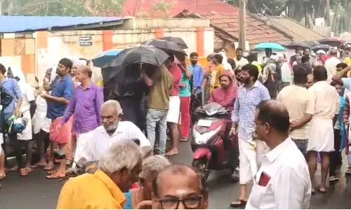 மேட்டுப்பாளையம் பவானி ஆறு, பேரூர் படித்துறையில் குவிந்த பக்தர்கள்