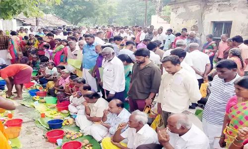 மகாளய அமாவாசையையொட்டி  சேலம் அணைமேட்டில் பொதுமக்கள் குவிந்தனர்
