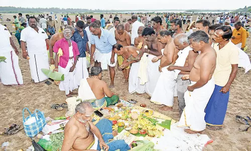 மகாளய அமாவாசை முன்னிட்டு  கடலூர் வெள்ளி கடற்கரையில் குவிந்த பொதுமக்கள் முன்னோர்களுக்கு திதி கொடுத்து வழிபாடு