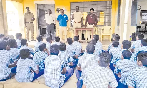 அரசு பள்ளியில் போதை பொருள் தடுப்பு விழிப்புணர்வு நிகழ்ச்சி