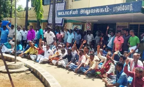 மயானத்திற்கு இடம் ஒதுக்க கோரி  கிராம மக்கள் ஆர்ப்பாட்டம்