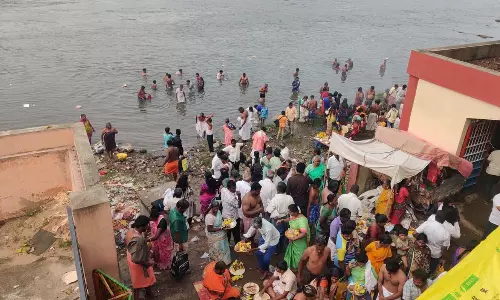 புரட்டாசி மாத  அமாவாசையொட்டி  ஒகேனக்கலில் முன்னோர்களுக்கு தர்ப்பணம்  செய்ய குவிந்த பொதுமக்கள்