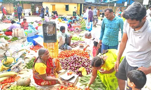 புரட்டாசி மாத 4-வது சனிக்கிழமையொட்டி தருமபுரி உழவர் சந்தையில் 42 டன் காய்கறிகள் விற்பனை