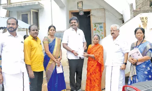 பொதுமக்களுக்கு டெங்கு தடுப்பு குறித்த விழிப்புணர்வு கடிதம் வழங்கல்