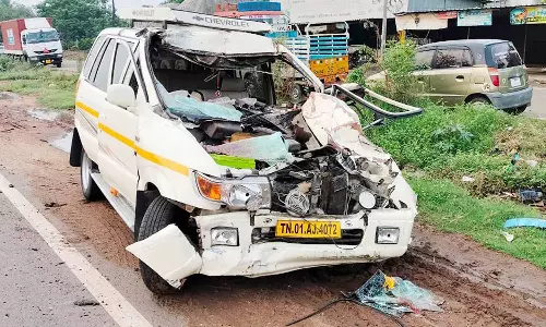 வாடிப்பட்டி அருகே  பழுதாகி நின்ற லாரி மீது கார் மோதல்:  2 பேர் பலி