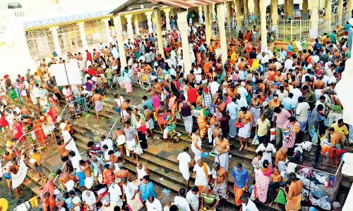 டெல்டா மாவட்ட நீர்நிலைகளில் முன்னோர்களுக்கு தர்ப்பணம் கொடுக்க குவிந்த பொதுமக்கள்