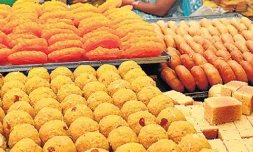 பண்டிகை கால  பலகாரங்கள் தயாரிப்பவர்கள்  உரிமம் பெற்றுக்கொள்ள வேண்டும் - கலெக்டர் உத்தரவு