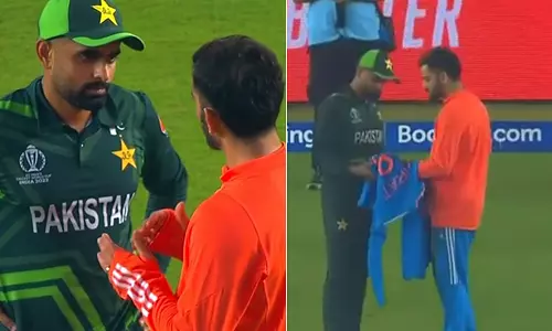 2 பேரும் ஒத்த உசுருடா.. ஆட்டோகிராப் போட்ட ஜெர்சியை பாபர் அசாமுக்கு வழங்கிய விராட் கோலி