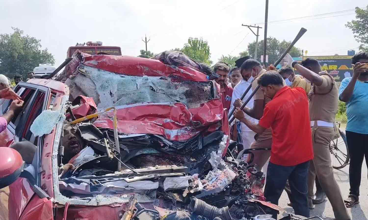 திருவண்ணாமலையில் கார்-லாரி நேருக்கு நேர் மோதி 8 பேர் பலி