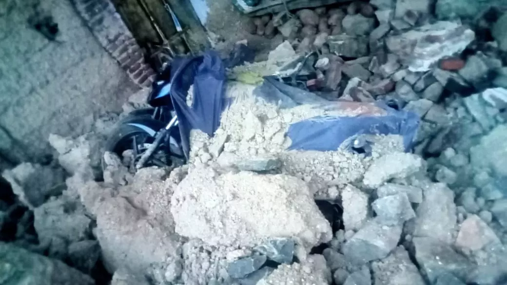 வீடு இடிந்து வாகனங்கள், பொருட்கள் நாசம் வீடு இடிந்து வாகனங்கள், பொருட்கள் நாசம்