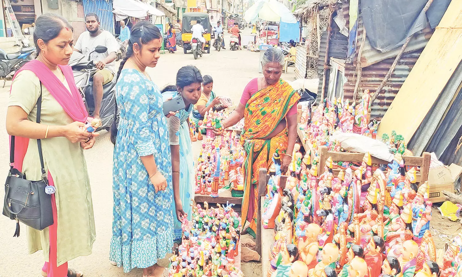 நவராத்திரி விழா இன்று தொடக்கம்:  கடலூரில் கொலு பொம்மைகள் விற்பனை மும்முரம்