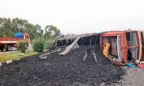 திண்டுக்கல் அருகே நிலக்கரி ஏற்றி வந்த லாரி கவிழ்ந்து விபத்து-டிரைவர் தப்பி ஓட்டம்