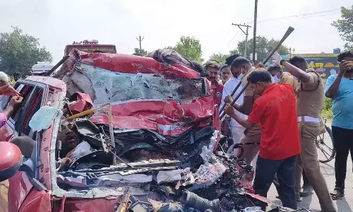 திருவண்ணாமலையில் கார்-லாரி நேருக்கு நேர் மோதி 7 பேர் பலி