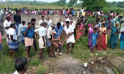 குடிபோதையில் வாலிபர்கிணற்றில் குதித்து தற்கொலை