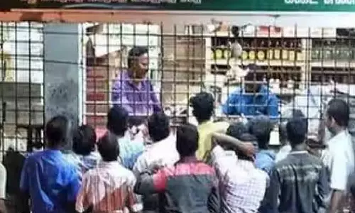 பொன்னேரி- மீஞ்சூரில் மதுகுடித்து விட்டு சாலையில் போதையில் கிடக்கும் குடிமகன்கள்