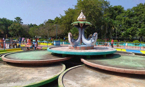 பவானிசாகர் அணை பூங்காவில் குவிந்த மக்கள்