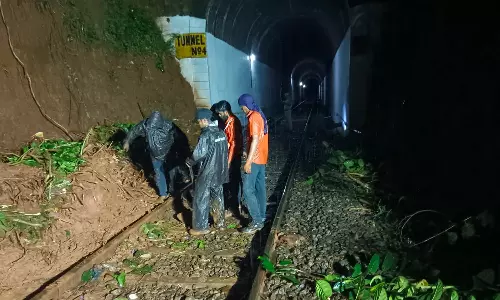 குழித்துறை அருகே ரெயில்வே தண்டவாளத்தில் மண் சரிவு