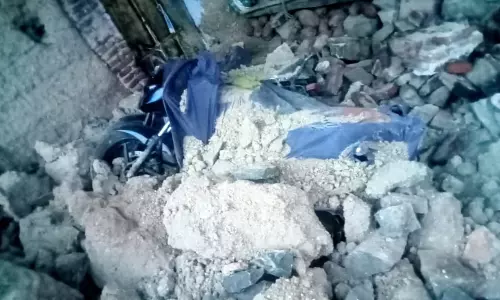 வீடு இடிந்து வாகனங்கள், பொருட்கள் நாசம்