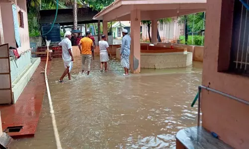 குளச்சல் சுற்று வட்டார பகுதியில் கனமழையில் பள்ளிவாசலுக்குள் வெள்ளம் புகுந்தது